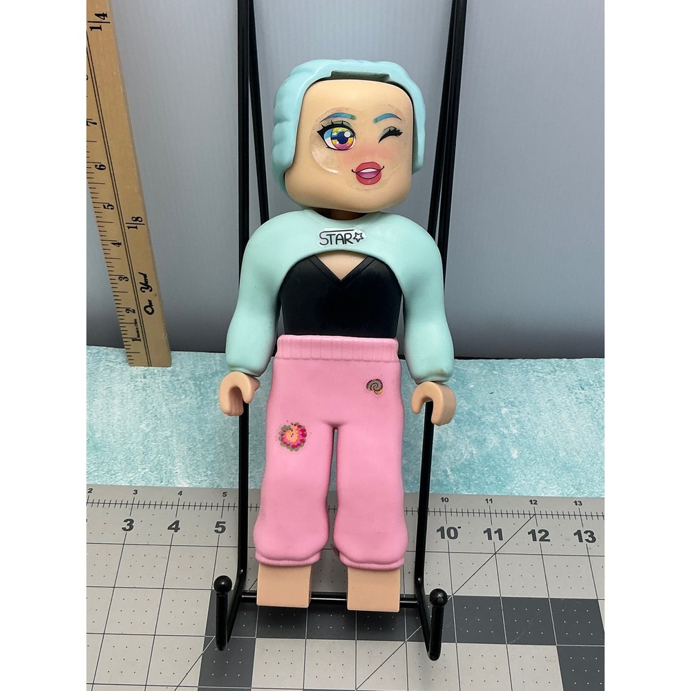 Roblox Celebrity Series Mystery Figure Pink Mint Green Winking Girl 7 Inch Toy
